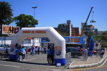 Extra! monta estrutura para feira da Volkswagen