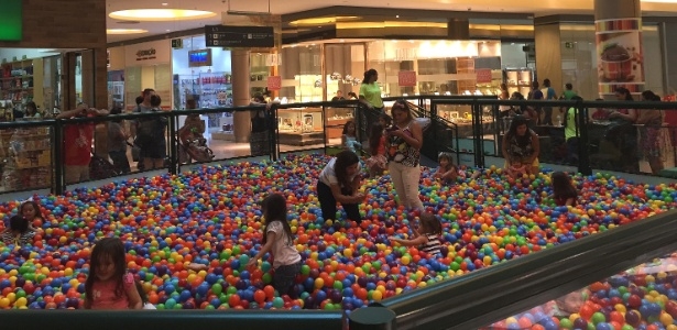 Shopping Metropolitano Barra recebe piscina de bolinhas