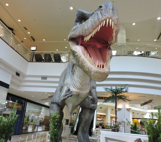 Dinossauros gigantes agitam as férias no Shopping D