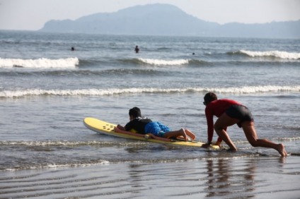 Santos abre vagas de surfe para deficientes