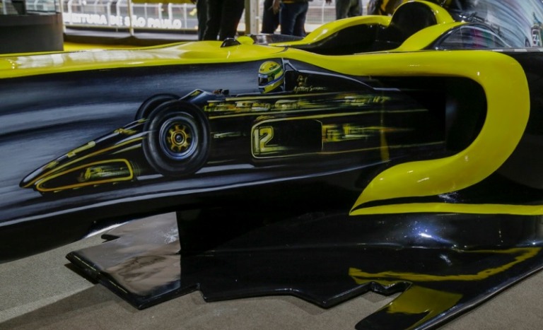 Instituto Renault doa réplica de F1 para família Senna