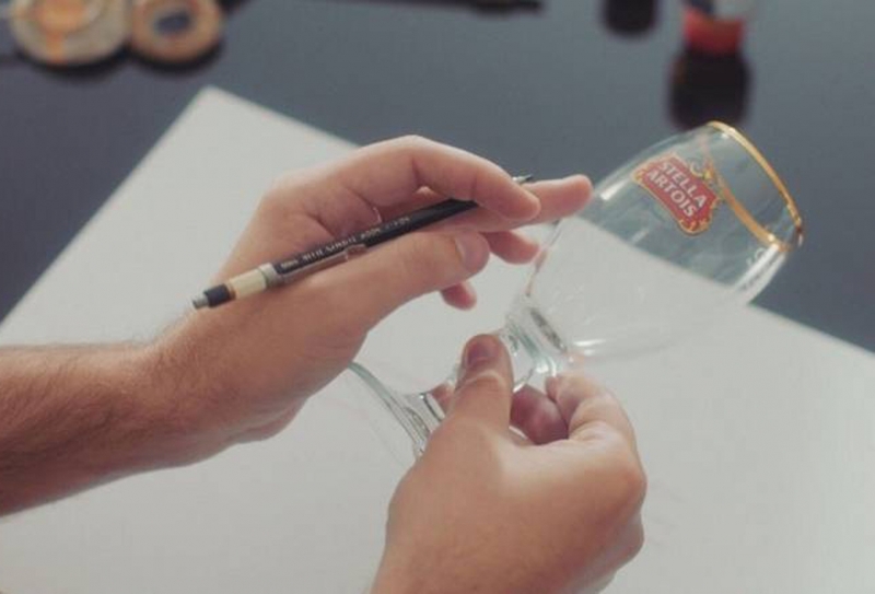 Artesãos de Stella Artois personalizam cálices em SC Artesãos de Stella Artois personalizam cálices em SC