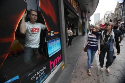 Homem fica 127 horas dentro de vitrina por ONG