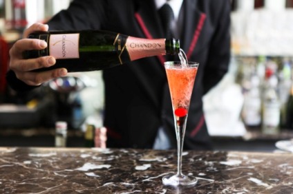 Marilyn Monroe vira drinque em evento