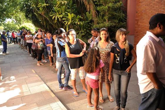 Filas longas marcam o primeiro dia de vendas de ingressos para o Carnaval de Porto Seco. (Foto: Marcelo Oliveira/Agencia RBS).