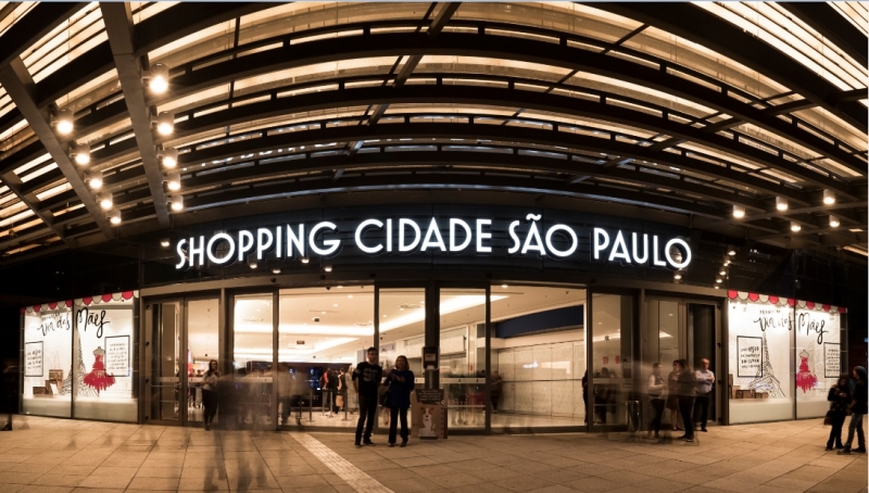 Shopping CIdade São Paulo distribui rosas no Dia da Mulher