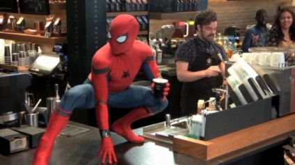 Homem-Aranha brinca com clientes da Starbucks em vídeo hilário