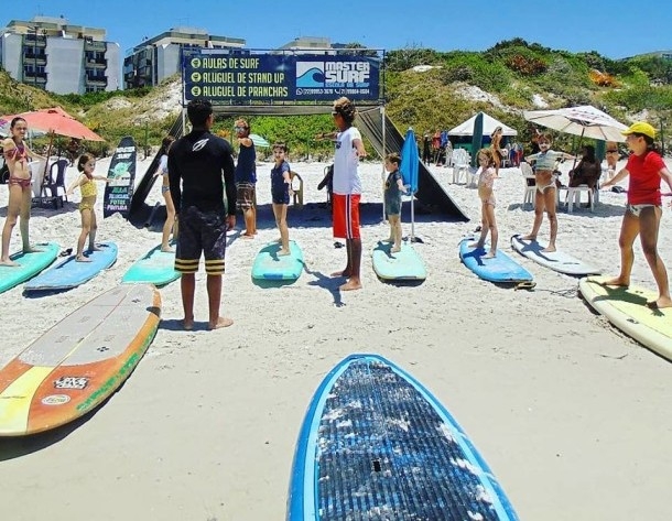 Projeto social oferece aula gratuita de surf