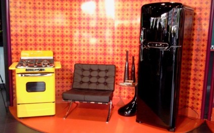 Brastemp ambienta vitrina com produtos retrô