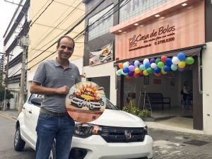 Casa de Bolos entrega 1º carro sorteado na campanha Verão Premiado