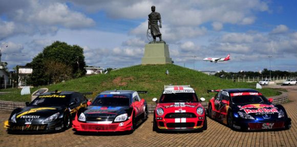 Stock Car desfilou pelas ruas de Porto Alegre