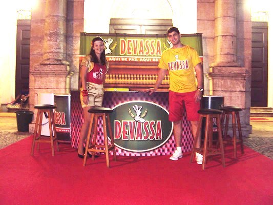 Bar Devassa promove happy hour em teatros