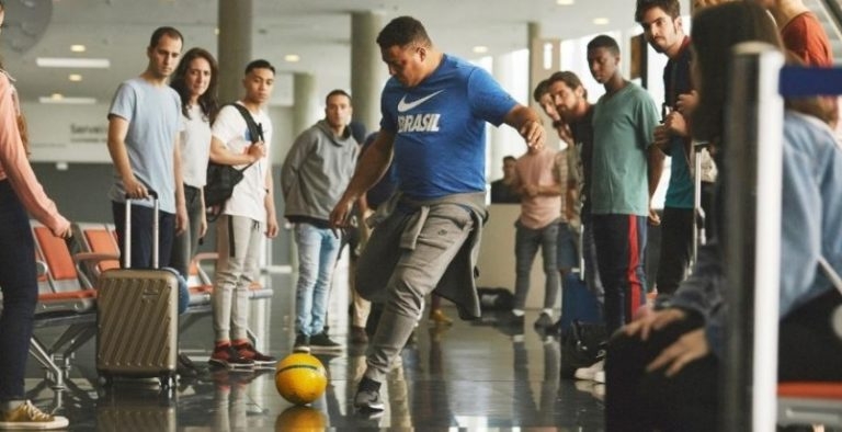 Nike e Ronaldo Fenômeno voltam no tempo