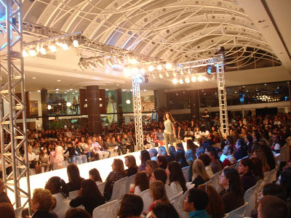 Desfile reúne mais de 15 mil pessoas no Farol 