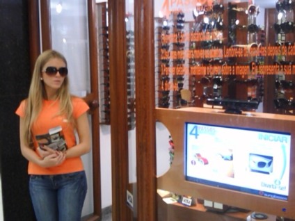 Sunglasses aposta em vitrina interativa