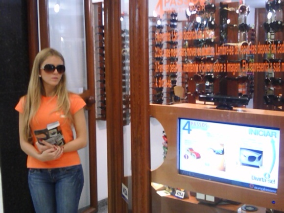 Sunglasses aposta em vitrina interativa