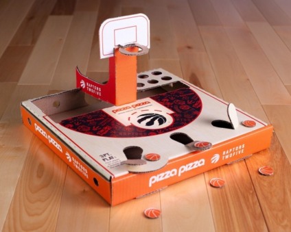 Pizzaria transforma caixa em quadra de basquete