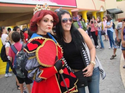 Visitantes são recebidos por personagens no Hopi Hari
