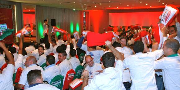 Átomo provoca sensações em festa para Kraft Foods