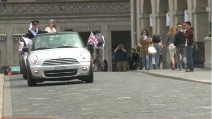 Mini simula casamento real na Suíça