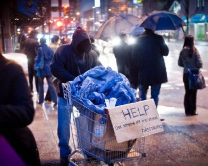 Moradores de rua falsos em intervenção urbana