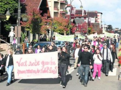 Grupo faz caminhada em defesa do Natal Luz em Gramado