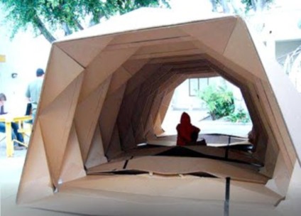 Origami gigante vira abrigo para moradores de rua
