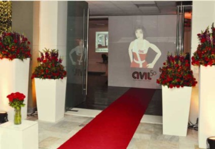 Plural leva recepcionista holográfica para evento