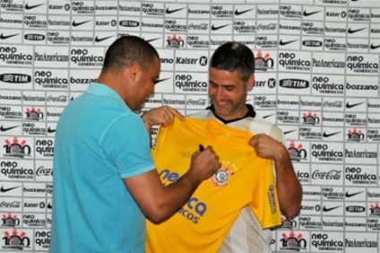Ronaldo entrega prêmios do "Leilão Time do Povo"