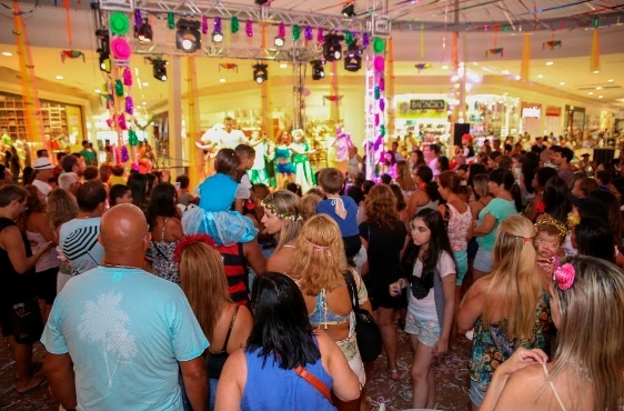 Shoppings apostam em bailes de Carnaval