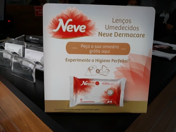 Neve faz promo no relançamento dos lenços umedecidos