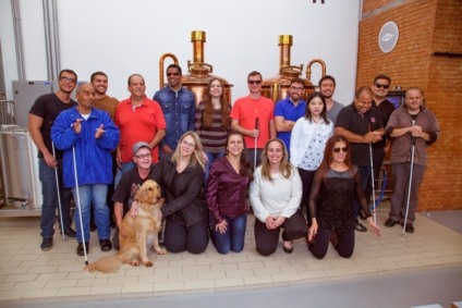 Brahma Extra realiza curso de sommelier para deficientes visuais