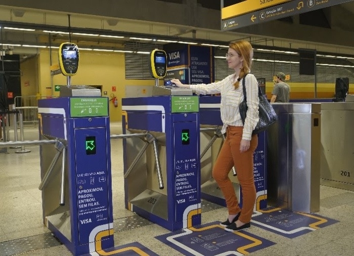 Visa envelopa estações de metrô do Rio de Janeiro