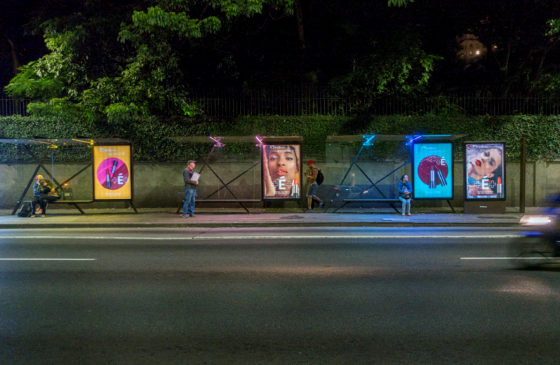 Natura leva cor à iluminação de pontos de ônibus