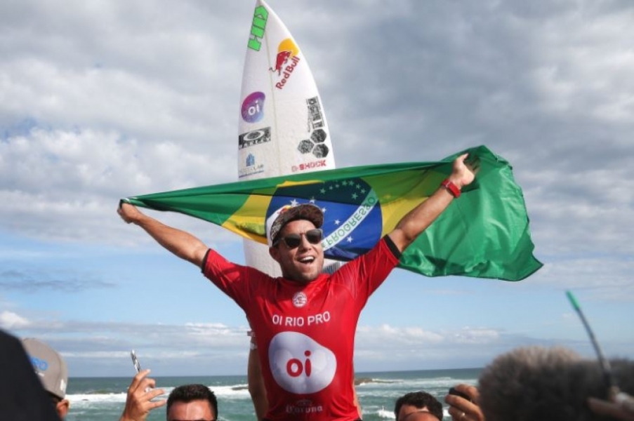 Mineirinho, premia vencedor do concurso “Seu Pai no Havaí”