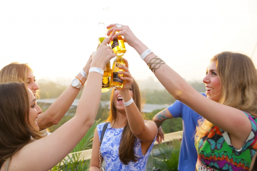 Corona leva seu lifestyle para os oito destinos mais desejados do verão brasileiro Corona leva seu lifestyle para os oito destinos mais desejados do verão brasileiro