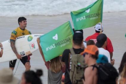 Gabriel Medina é bicampeão mundial com apoio da torcida da Oi
