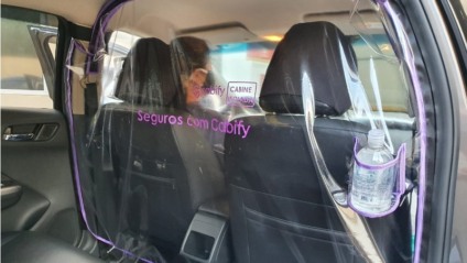 Cabify disponibiliza película de isolamento entre motorista e passageiro 