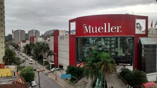 Desfile reúne influencers no Mueller