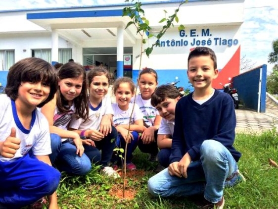 Beto Carrero World realiza plantio de árvores em escola Beto Carrero World realiza plantio de árvores em escola