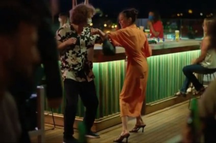 Campanha da Heineken traz apoio para que bares continuem abertos