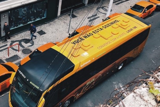 Ônibus de Curitiba têm tetos adesivados para salvar vidas