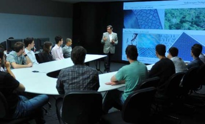 Volkswagen recebe visita de universitários