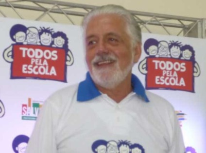 Governador da Bahia tira barba em ação de mkt social