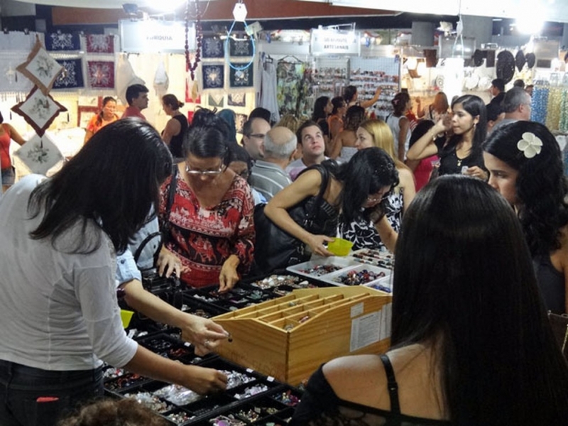 Feira reúne estandes de artesanato em Olinda