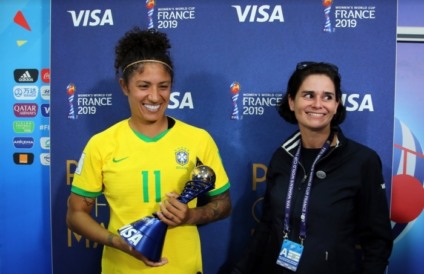 Cristiane ganha o troféu 'Player of the Match"