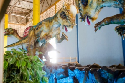 Dinossauros gigantes invadem o Buriti Shopping nas férias