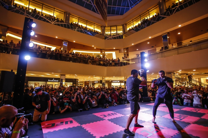 UFC realiza treino aberto no BarraShopping