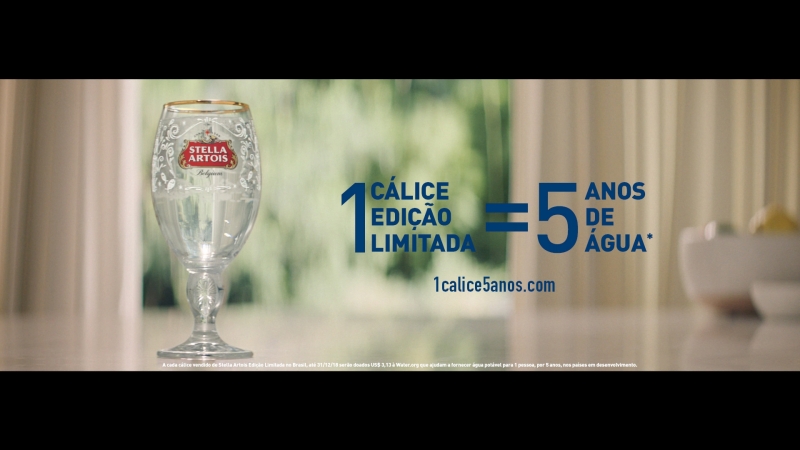 Stella Artois tira água do canal OFF no dia da água