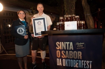 Brahma Extra lança filme sobre quebra de recorde mundial de carregamento de canecas de cerveja